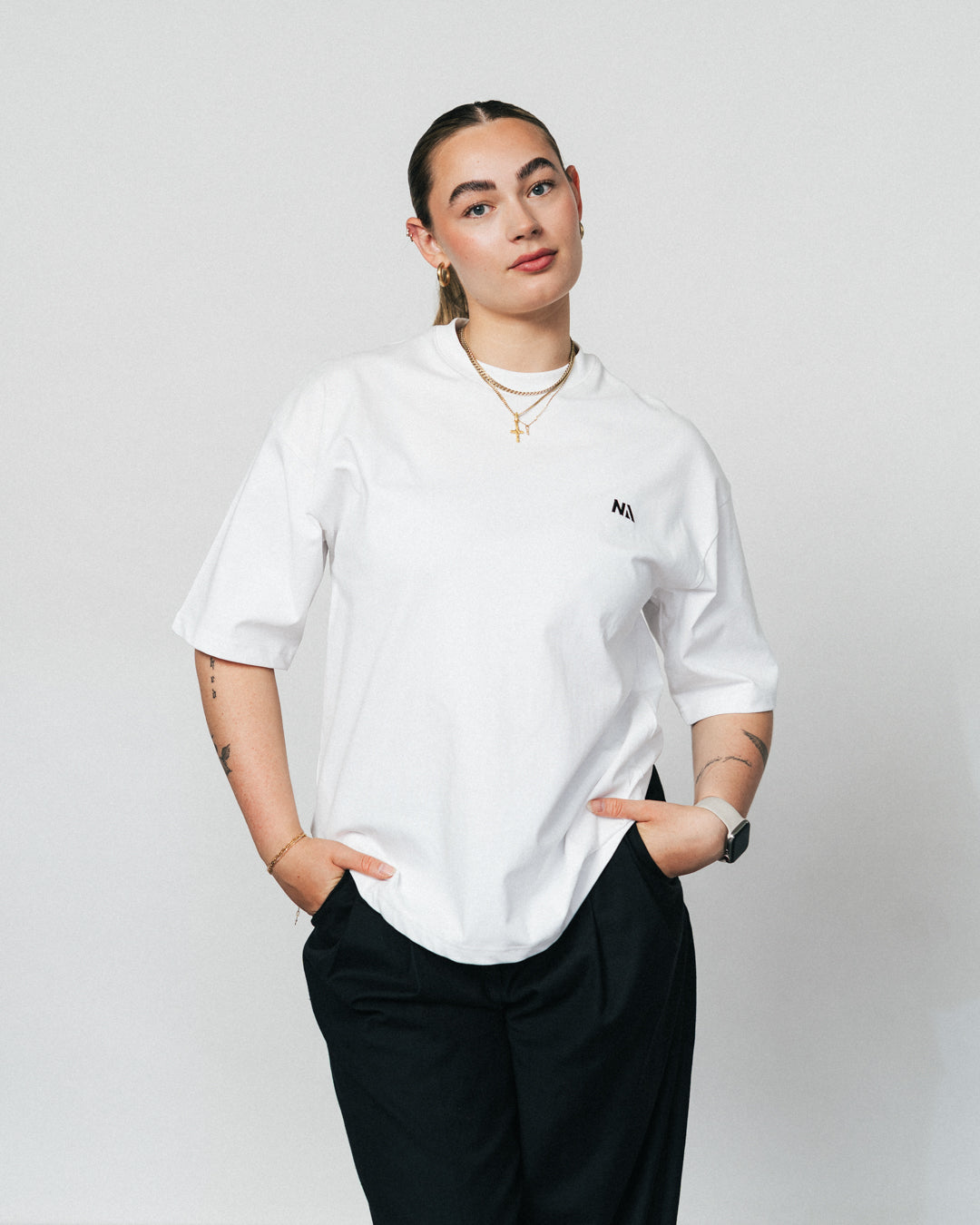 NA's Oversized t-shirt er beskrevet som det perfekte pump cover, gennemført pasform og maksimal komfort. Det bløde og åndbare bomuld kombineret med det ikoniske oversized box fit - gør den ideel som både træningstrøje og casual hverdagslook. Med drop shoulders og et naturligt fald over brystet, der skaber en flatterende silhuet, går du aldrig galt i byen med den her t-shirt.