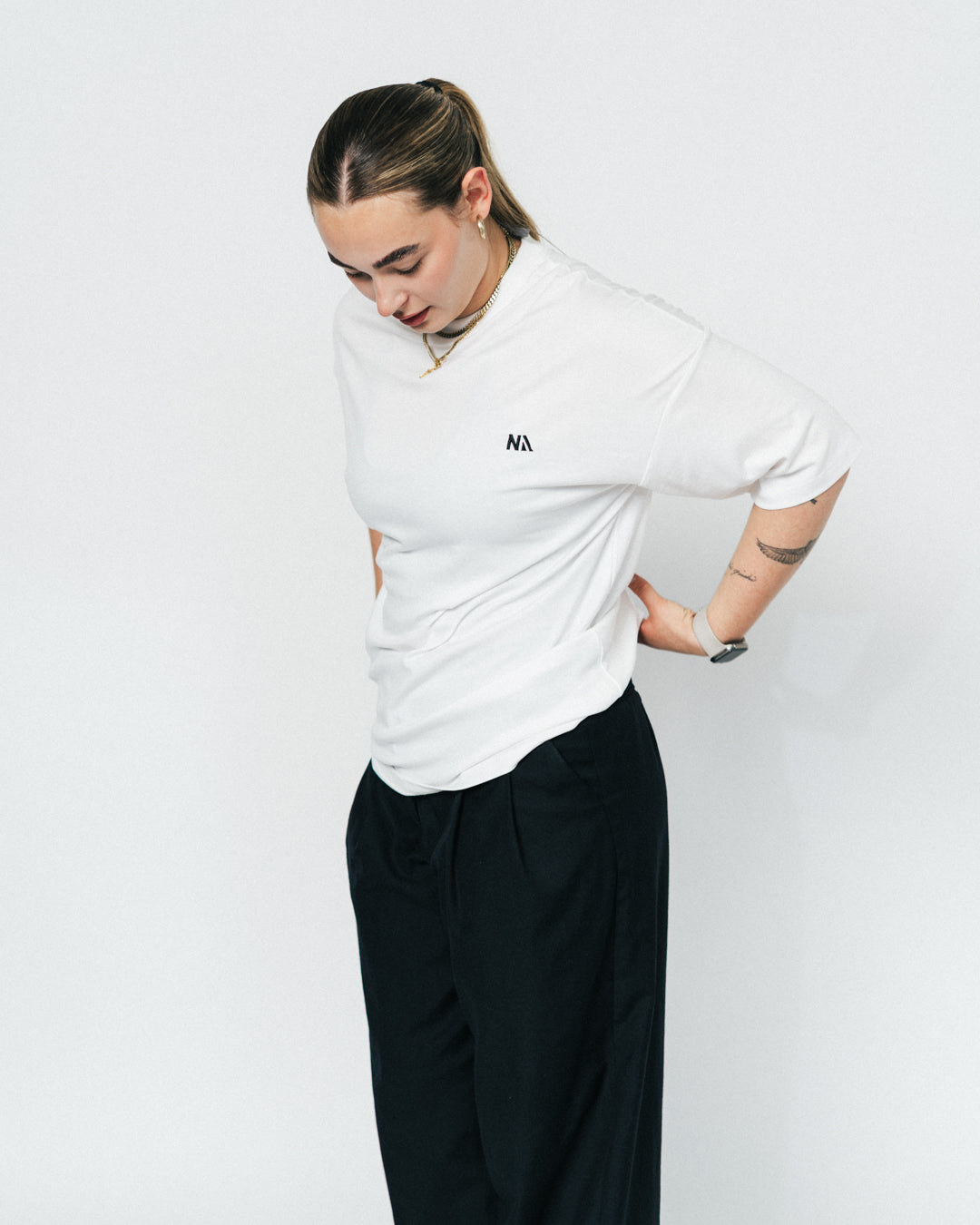NA's Active T-shirt er designet til dig med en aktiv livsstil, hvor komfort og bevægelsesfrihed er altafgørende. T-shirten er fremstillet i en luksuriøs lyocell-blanding, som giver en ekstrem blød fornemmelse mod huden – perfekt til både træning og hverdagsbrug. Med sit moderne oversized fit kombinerer den stilrent design med funktionalitet, så du kan yde dit bedste og stadig se skarp ud.

Den ideelle trænings t-shirt til dig, der ikke går på kompromis med hverken kvalitet eller komfort.
