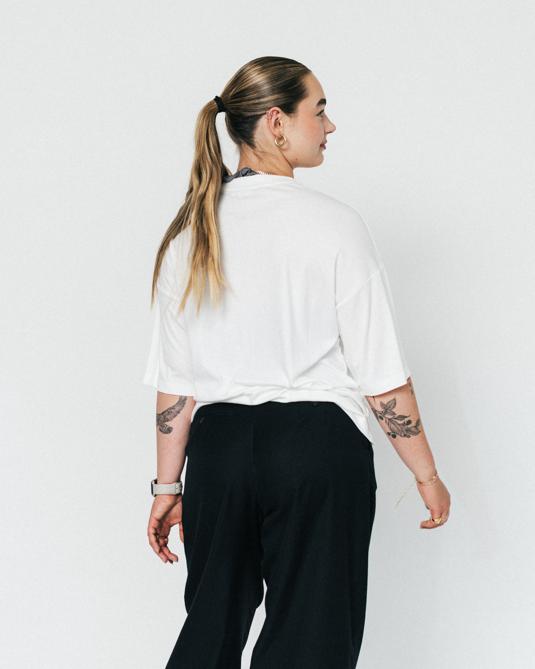 NA's Active T-shirt er designet til dig med en aktiv livsstil, hvor komfort og bevægelsesfrihed er altafgørende. T-shirten er fremstillet i en luksuriøs lyocell-blanding, som giver en ekstrem blød fornemmelse mod huden – perfekt til både træning og hverdagsbrug. Med sit moderne oversized fit kombinerer den stilrent design med funktionalitet, så du kan yde dit bedste og stadig se skarp ud.

Den ideelle trænings t-shirt til dig, der ikke går på kompromis med hverken kvalitet eller komfort.
