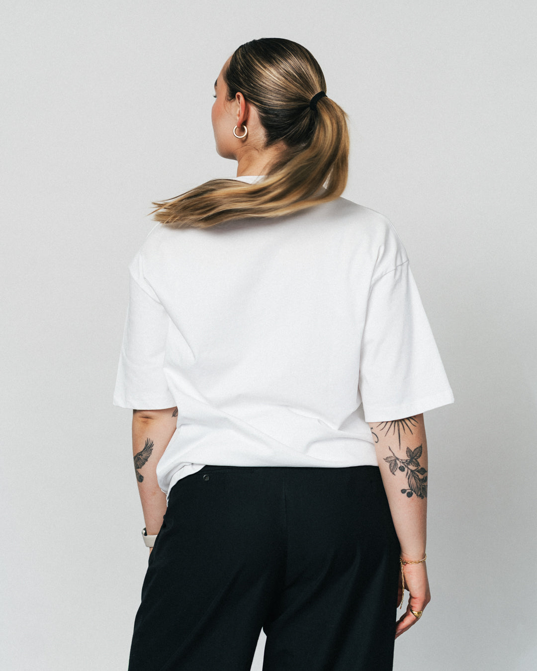 NA's Oversized t-shirt er beskrevet som det perfekte pump cover, gennemført pasform og maksimal komfort. Det bløde og åndbare bomuld kombineret med det ikoniske oversized box fit - gør den ideel som både træningstrøje og casual hverdagslook. Med drop shoulders og et naturligt fald over brystet, der skaber en flatterende silhuet, går du aldrig galt i byen med den her t-shirt.