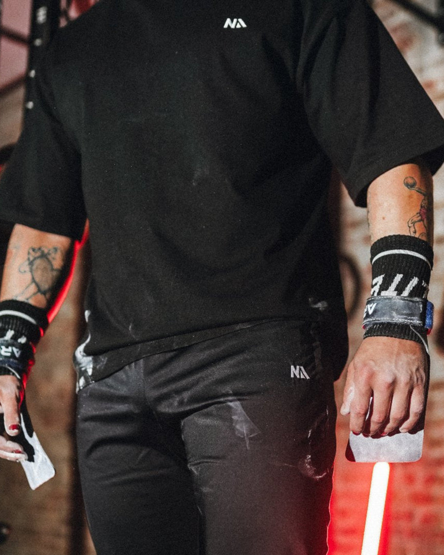 Naturlig Atlets Oversized T-shirt er intet mindre end det perfekte pump cover. Designet i et gennemført box fit med drop shoulders i 100% 240gsm tætvævet bomuld, som gør den både behagelig og utrolig blød at træne i.