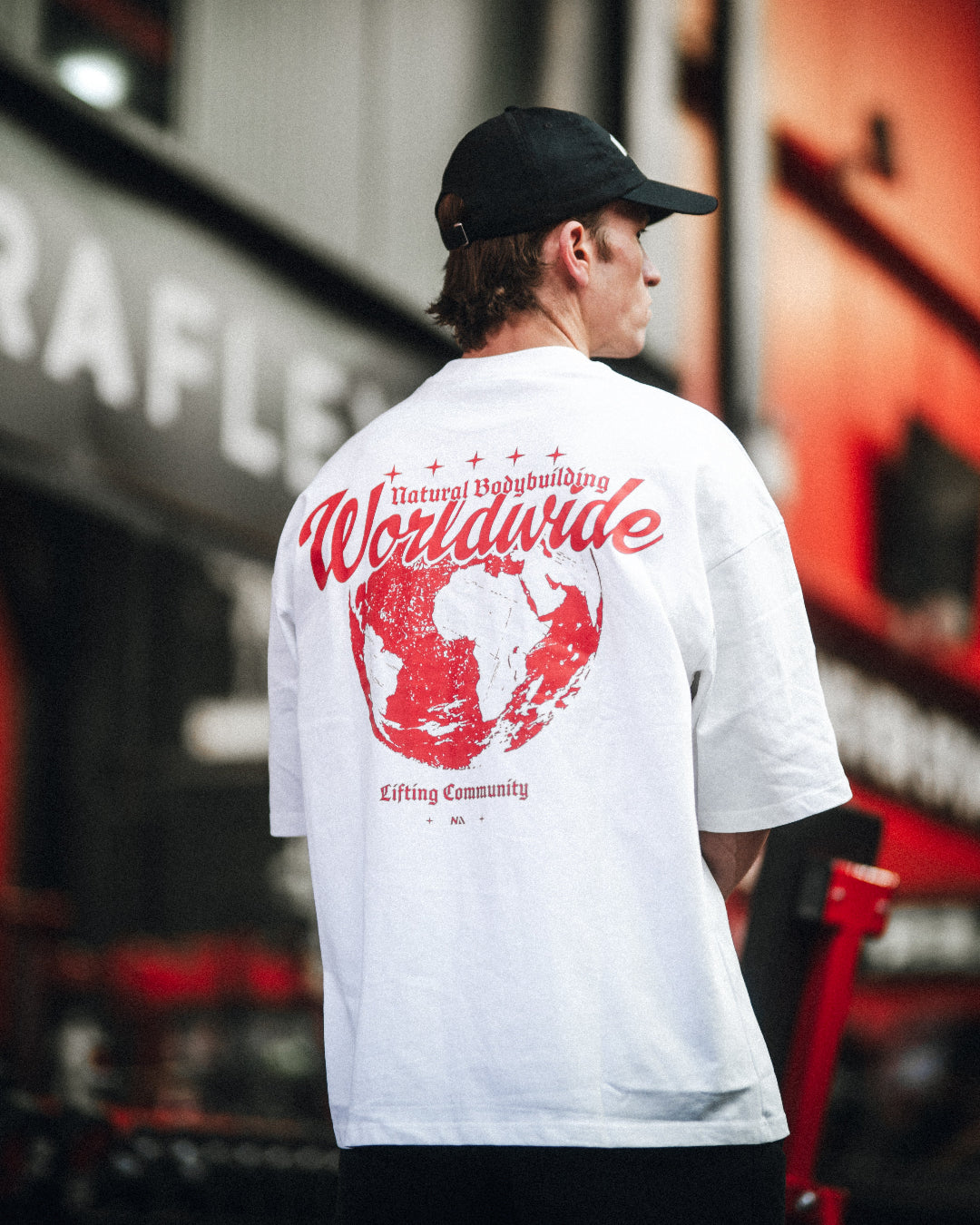 NA x NBW er et collab mellem to virksomheder, der tror på at naturlig bodybuilding er vejen frem. En oversized t-shirt som er beskrevet som det perfekte pump cover med et æstetisk og stilrent print!

Blødt og åndbart bomuld kombineret med det ikoniske box fit - gør den ideel som både træningstrøje og casual hverdagslook. Med drop shoulders og et naturligt fald over brystet, der skaber en flatterende silhuet, går du aldrig galt i byen med den her t-shirt.