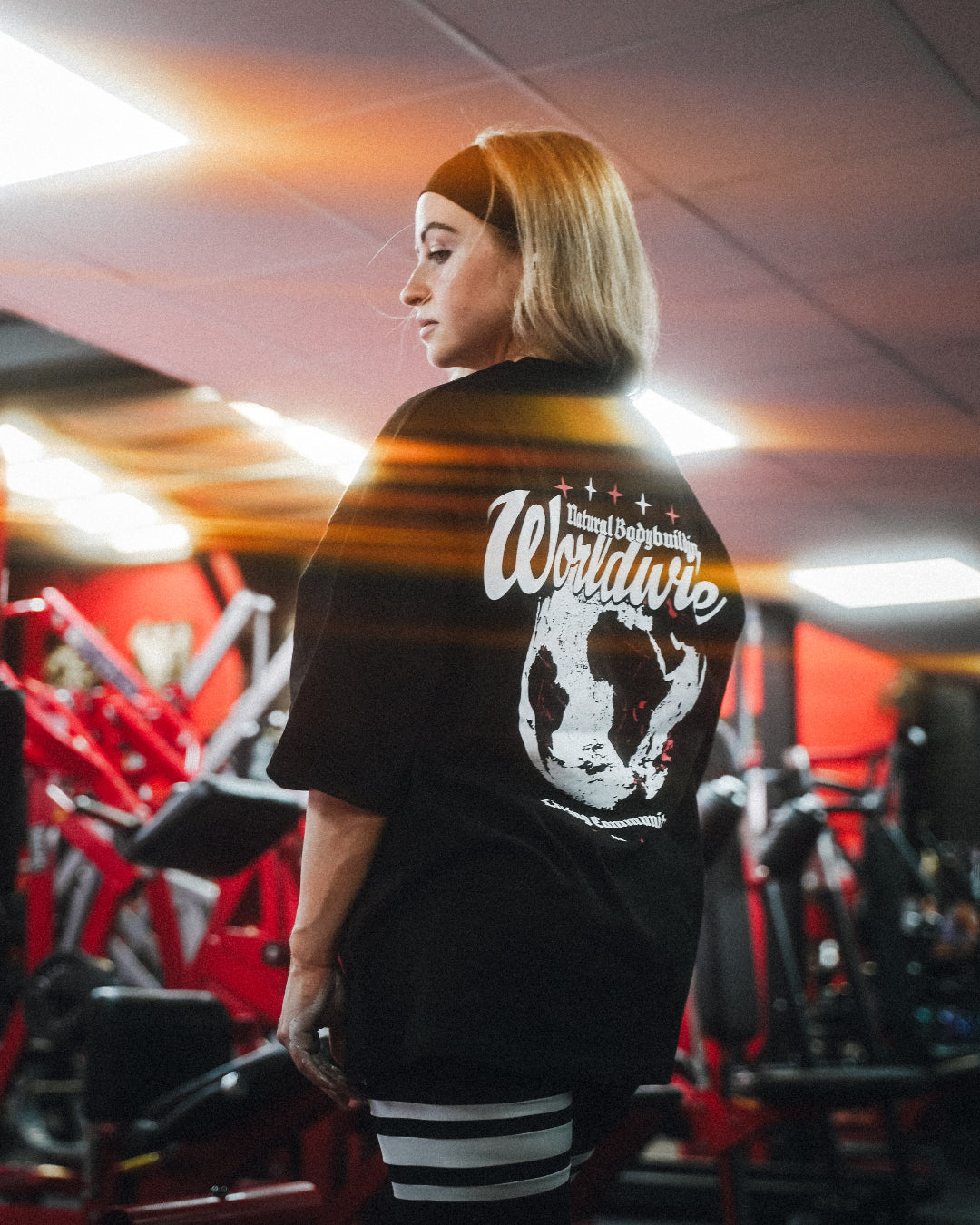 NA x NBW er et collab mellem to virksomheder, der tror på at naturlig bodybuilding er vejen frem. En oversized t-shirt som er beskrevet som det perfekte pump cover med et æstetisk og stilrent print!

Blødt og åndbart bomuld kombineret med det ikoniske box fit - gør den ideel som både træningstrøje og casual hverdagslook. Med drop shoulders og et naturligt fald over brystet, der skaber en flatterende silhuet, går du aldrig galt i byen med den her t-shirt.