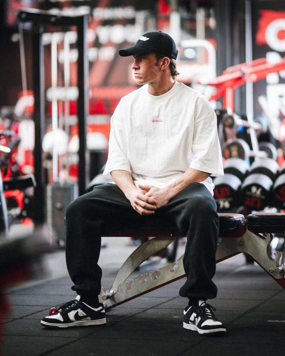 NA x NBW er et collab mellem to virksomheder, der tror på at naturlig bodybuilding er vejen frem. En oversized t-shirt som er beskrevet som det perfekte pump cover med et æstetisk og stilrent print!

Blødt og åndbart bomuld kombineret med det ikoniske box fit - gør den ideel som både træningstrøje og casual hverdagslook. Med drop shoulders og et naturligt fald over brystet, der skaber en flatterende silhuet, går du aldrig galt i byen med den her t-shirt.
