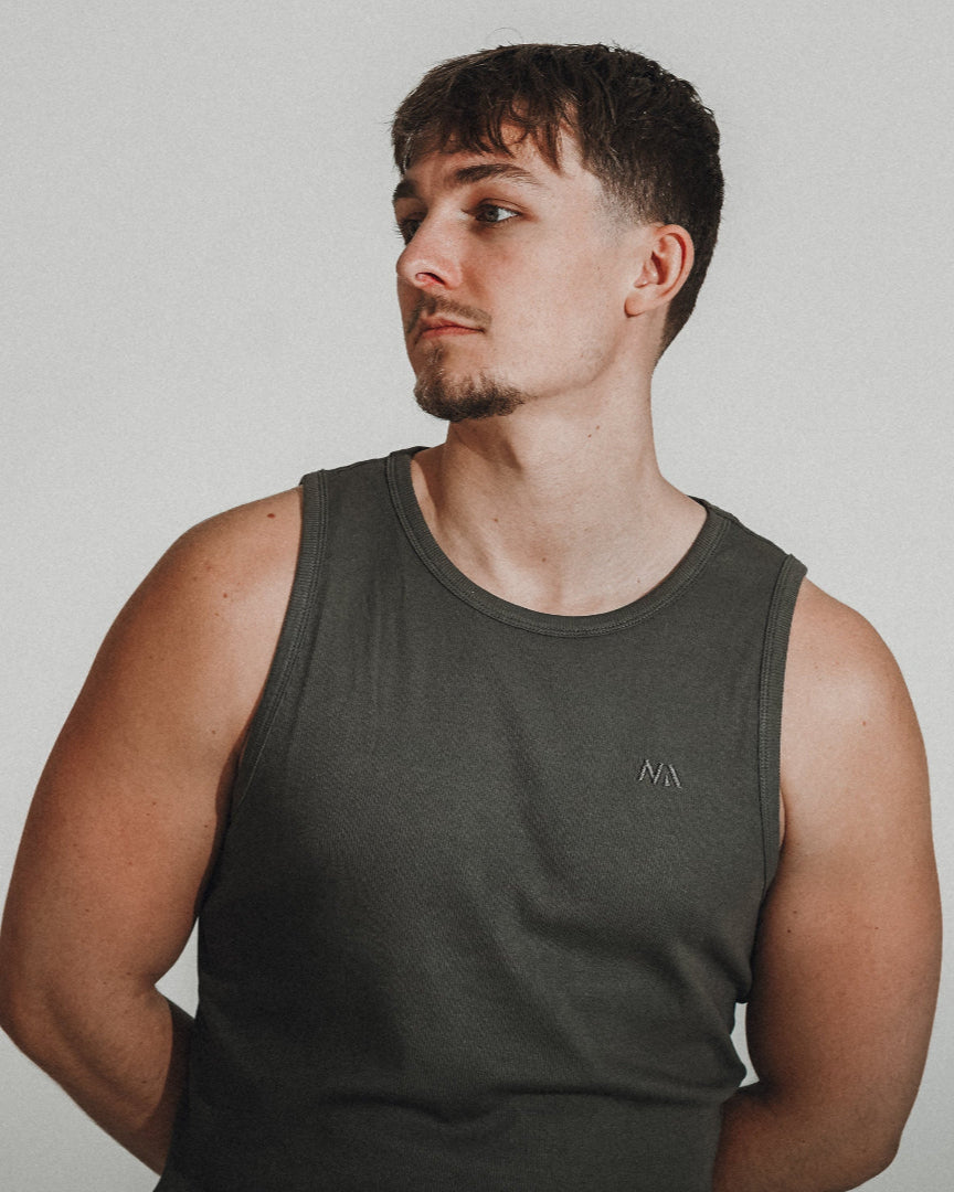 Vores Tank Top er designet til performance og til at fremhæve din pump og dine fremskridt. Det er uden tvivl den blødeste Tank Top, du nogensinde kommer til at eje!