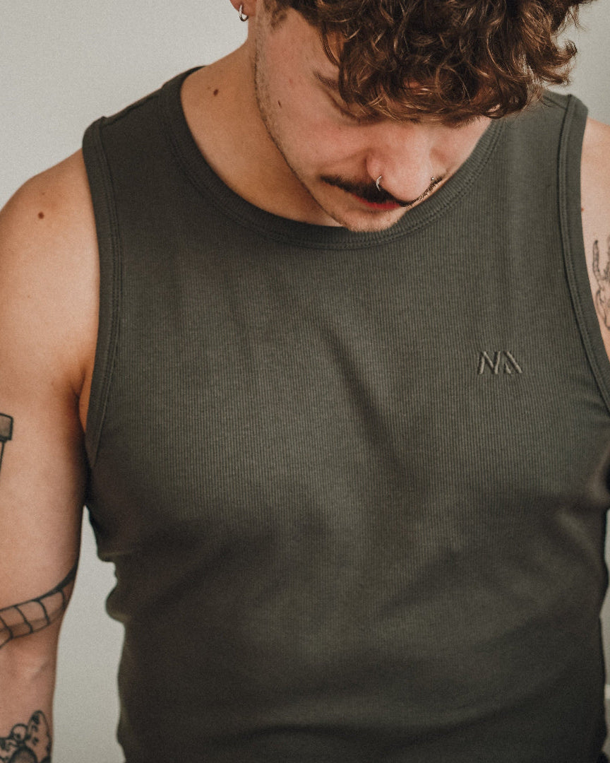 Vores Tank Top er designet til performance og til at fremhæve din pump og dine fremskridt. Det er uden tvivl den blødeste Tank Top, du nogensinde kommer til at eje!
