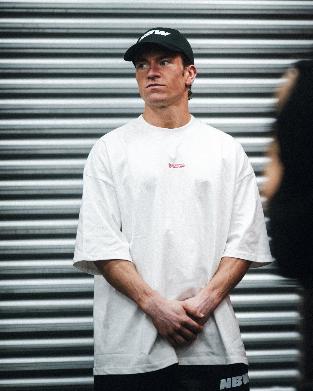 NA x NBW er et collab mellem to virksomheder, der tror på at naturlig bodybuilding er vejen frem. En oversized t-shirt som er beskrevet som det perfekte pump cover med et æstetisk og stilrent print!

Blødt og åndbart bomuld kombineret med det ikoniske box fit - gør den ideel som både træningstrøje og casual hverdagslook. Med drop shoulders og et naturligt fald over brystet, der skaber en flatterende silhuet, går du aldrig galt i byen med den her t-shirt.