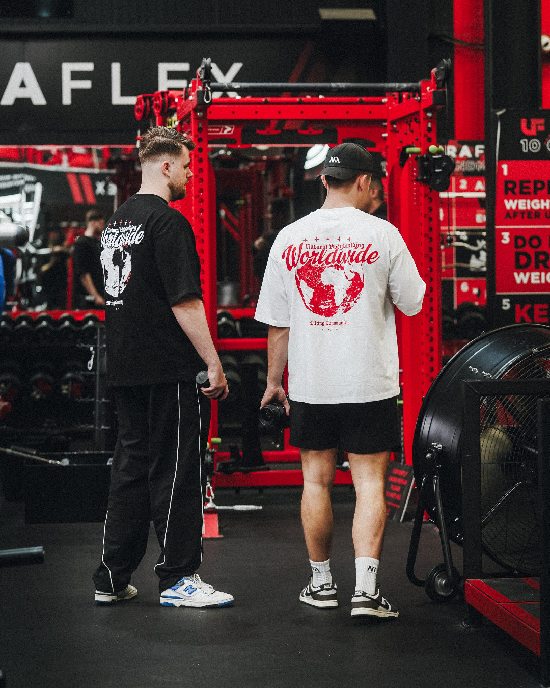 NA x NBW er et collab mellem to virksomheder, der tror på at naturlig bodybuilding er vejen frem. En oversized t-shirt som er beskrevet som det perfekte pump cover med et æstetisk og stilrent print!

Blødt og åndbart bomuld kombineret med det ikoniske box fit - gør den ideel som både træningstrøje og casual hverdagslook. Med drop shoulders og et naturligt fald over brystet, der skaber en flatterende silhuet, går du aldrig galt i byen med den her t-shirt.