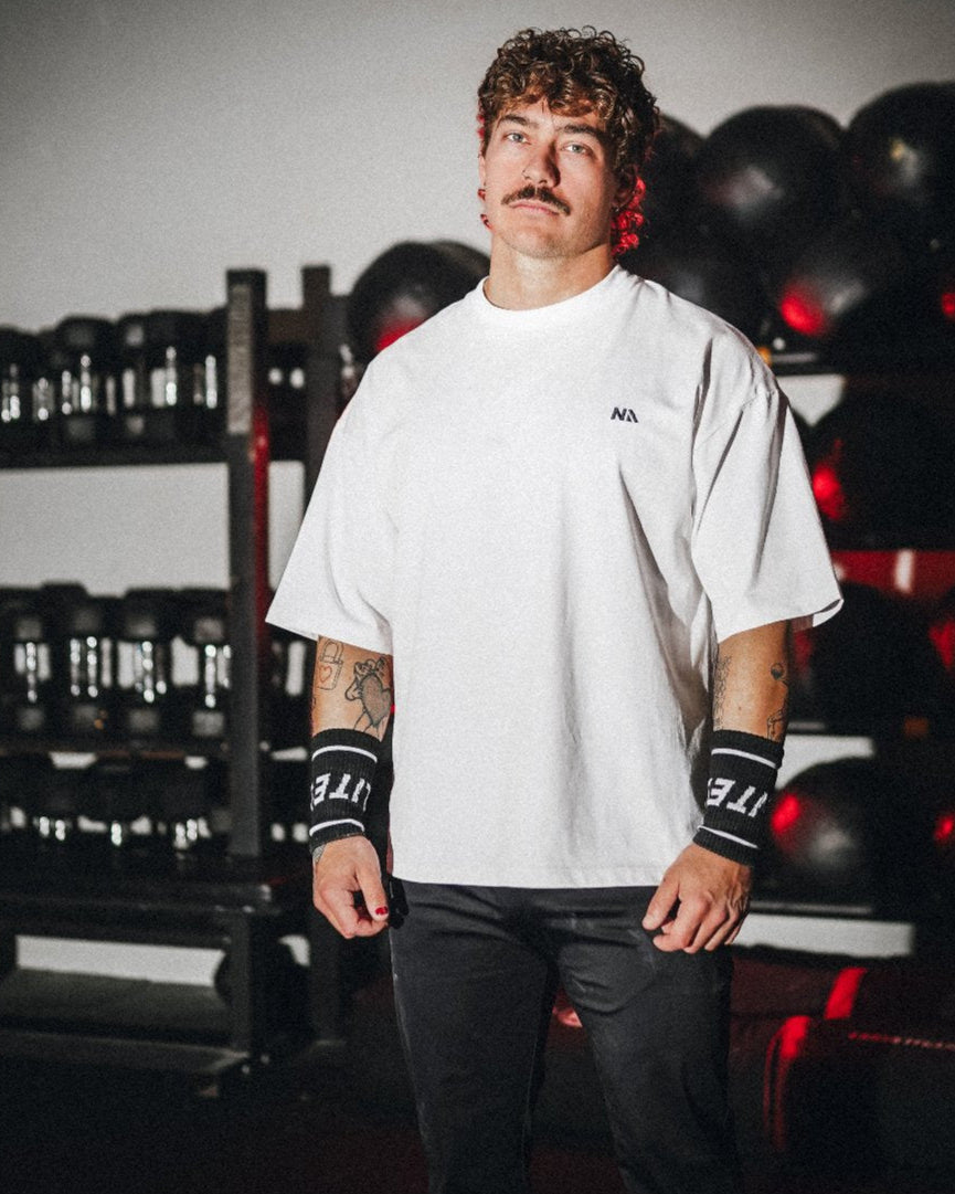 Naturlig Atlets Oversized T-shirt er intet mindre end det perfekte pump cover. Designet i et gennemført box fit med drop shoulders i 100% 240gsm tætvævet bomuld, som gør den både behagelig og utrolig blød at træne i.
