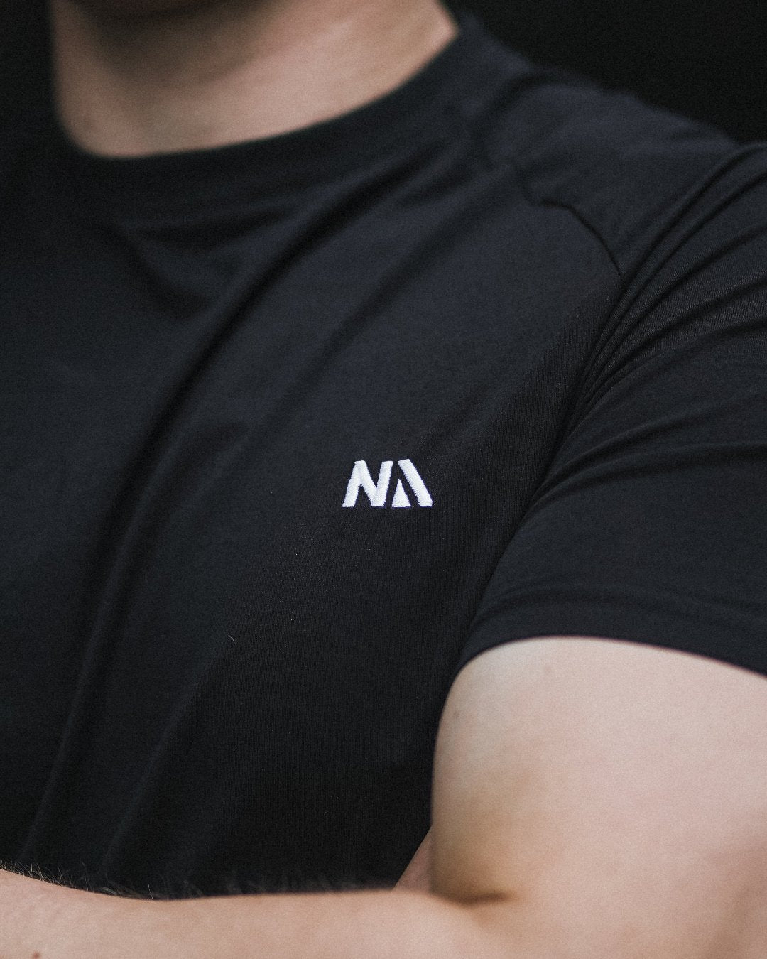 Naturlig Atlets Performance T-shirt er til dig, som ønsker det perfekte muscle fit i en komfortabel tee, der er strækbar, men altid holder formen.Syninger og detaljer der fremhæver skuldre, bryst og arme i et minimalistisk design.