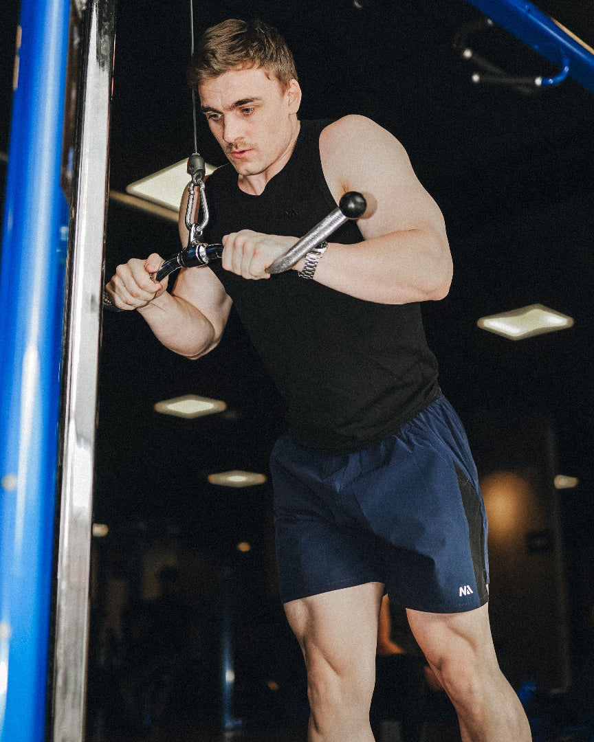En helt special version af vores Active Shorts, designet i samarbejde med Kasper Sønder, overall vinderen i Bodybuilding til ODC 2024 og en af Årets Natulige Atleter. Sønder prioriterer bevægelse, komfort og praktikalitet og i en helt ny colorway, dyb Navy blå konstrastet af et sort panel, det ikoniske Active Shorts look, er der ikke meget at gå galt med.