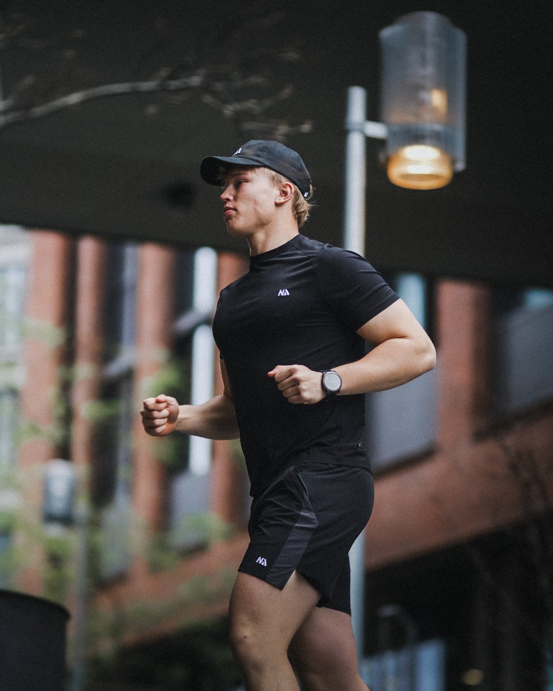 Naturlig Atlets Performance T-shirt er til dig, som ønsker det perfekte muscle fit i en komfortabel tee, der er strækbar, men altid holder formen.Syninger og detaljer der fremhæver skuldre, bryst og arme i et minimalistisk design.