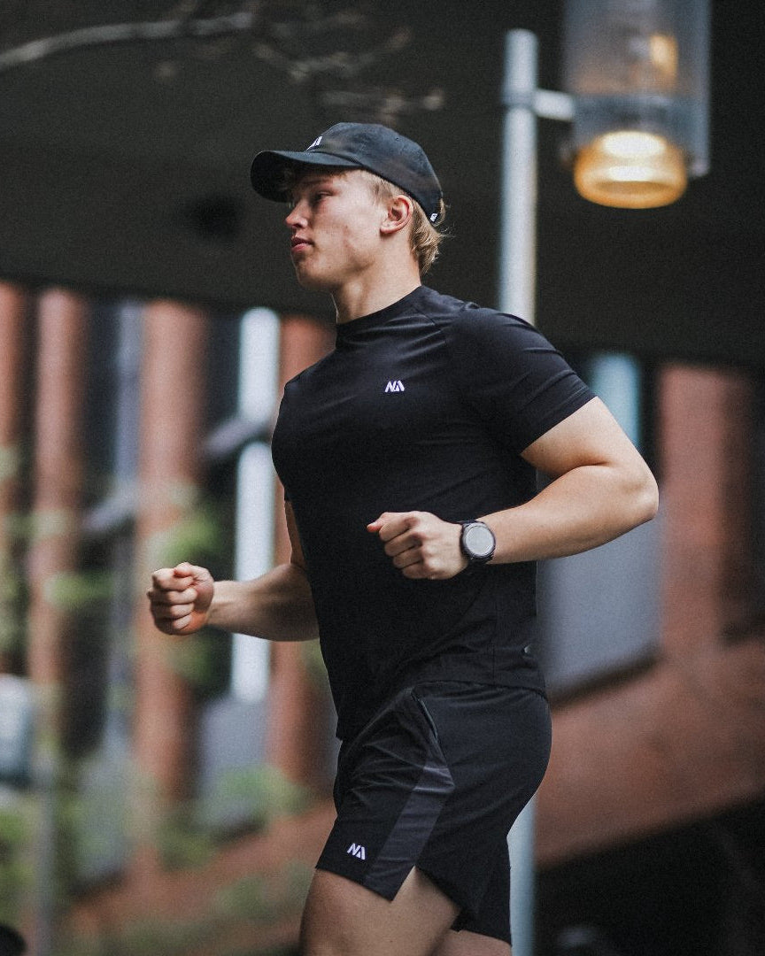 Naturlig Atlets Performance T-shirt er til dig, som ønsker det perfekte muscle fit i en komfortabel tee, der er strækbar, men altid holder formen.Syninger og detaljer der fremhæver skuldre, bryst og arme i et minimalistisk design.