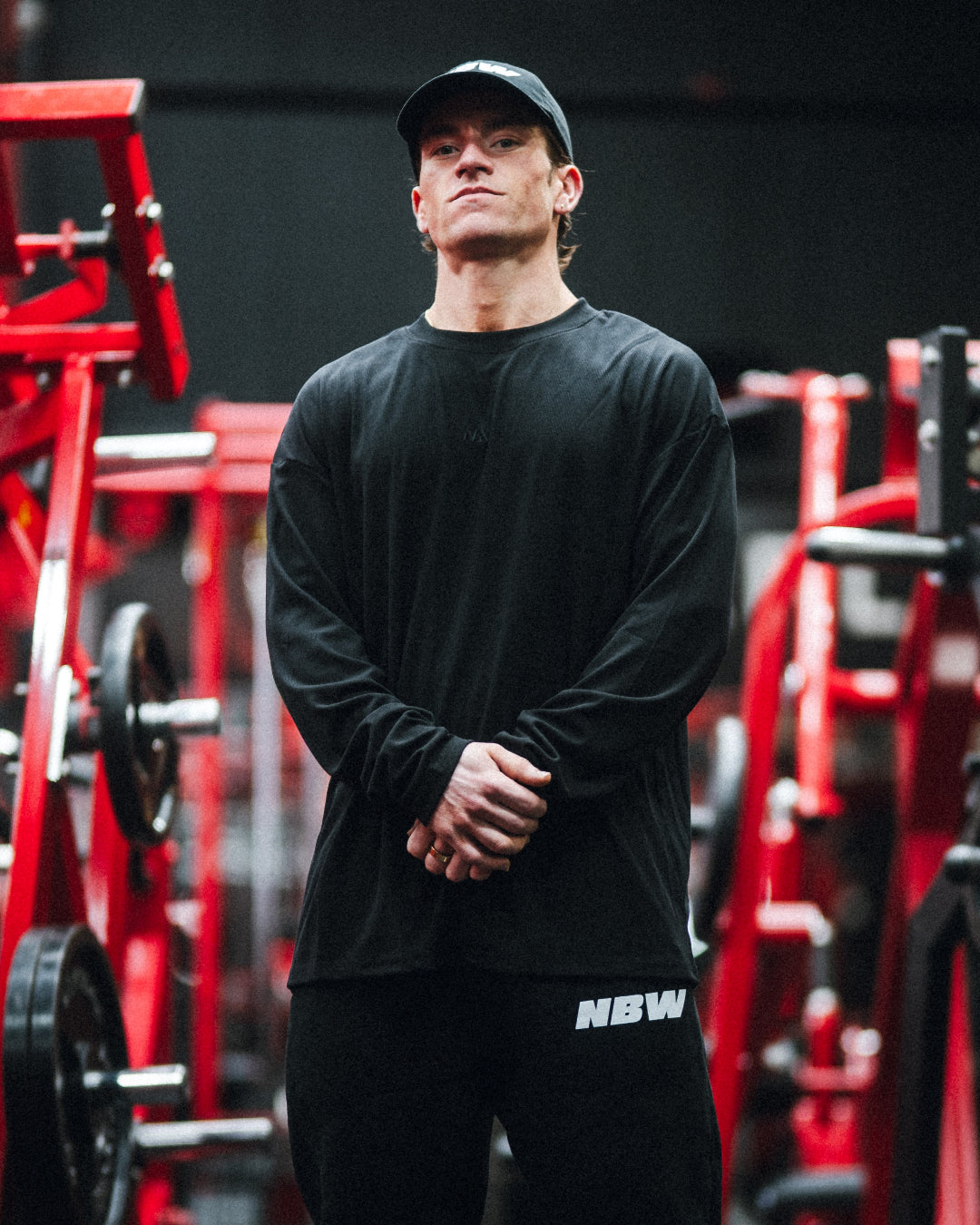 NA’s Active Long Sleeve er en funktionel og stilren langærmet sportstrøje til både mænd og kvinder. Lavet i et let, åndbart og svedtransporterende materiale, der giver maksimal komfort og bevægelsesfrihed – perfekt til styrketræning, løb og andre former for træning. Den atletiske pasform og det minimalistiske design gør den også oplagt til hverdagsbrug som en del af din træningsgarderobe.