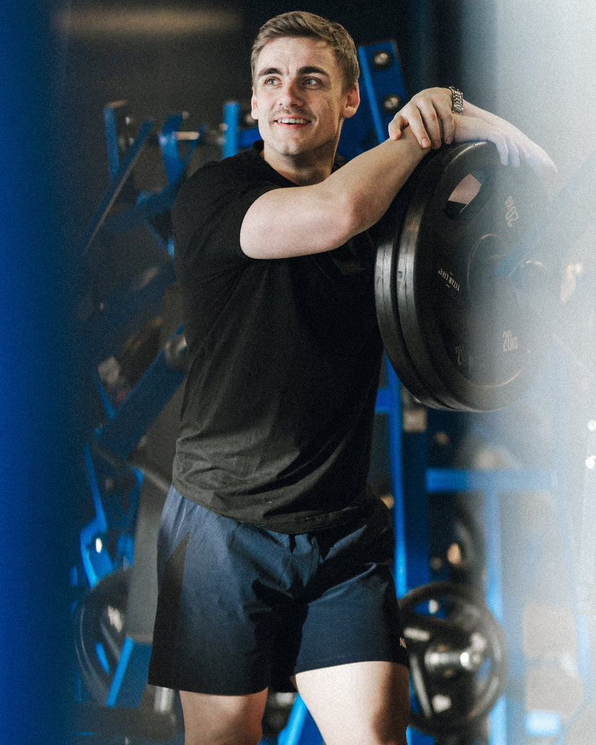 En helt special version af vores Active Shorts, designet i samarbejde med Kasper Sønder, overall vinderen i Bodybuilding til ODC 2024 og en af Årets Natulige Atleter. Sønder prioriterer bevægelse, komfort og praktikalitet og i en helt ny colorway, dyb Navy blå konstrastet af et sort panel, det ikoniske Active Shorts look, er der ikke meget at gå galt med.