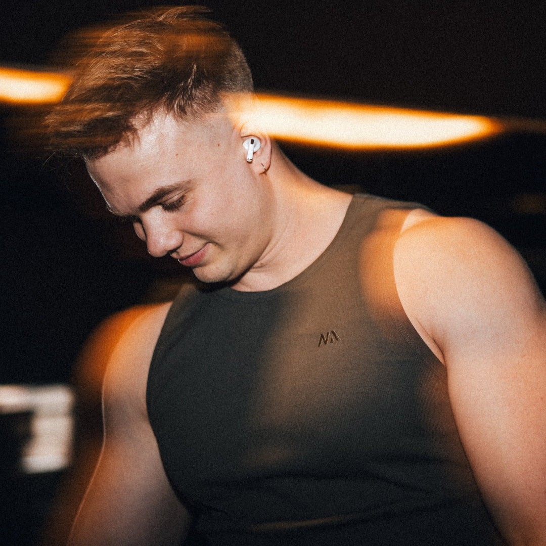 Vores Tank Top er designet til performance og til at fremhæve din pump og dine fremskridt. Det er uden tvivl den blødeste Tank Top, du nogensinde kommer til at eje!