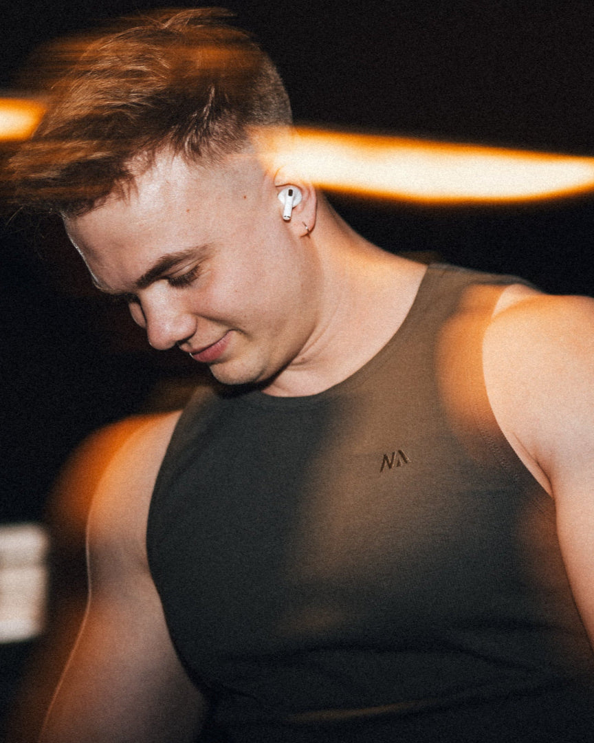 Vores Tank Top er designet til performance og til at fremhæve din pump og dine fremskridt. Det er uden tvivl den blødeste Tank Top, du nogensinde kommer til at eje!