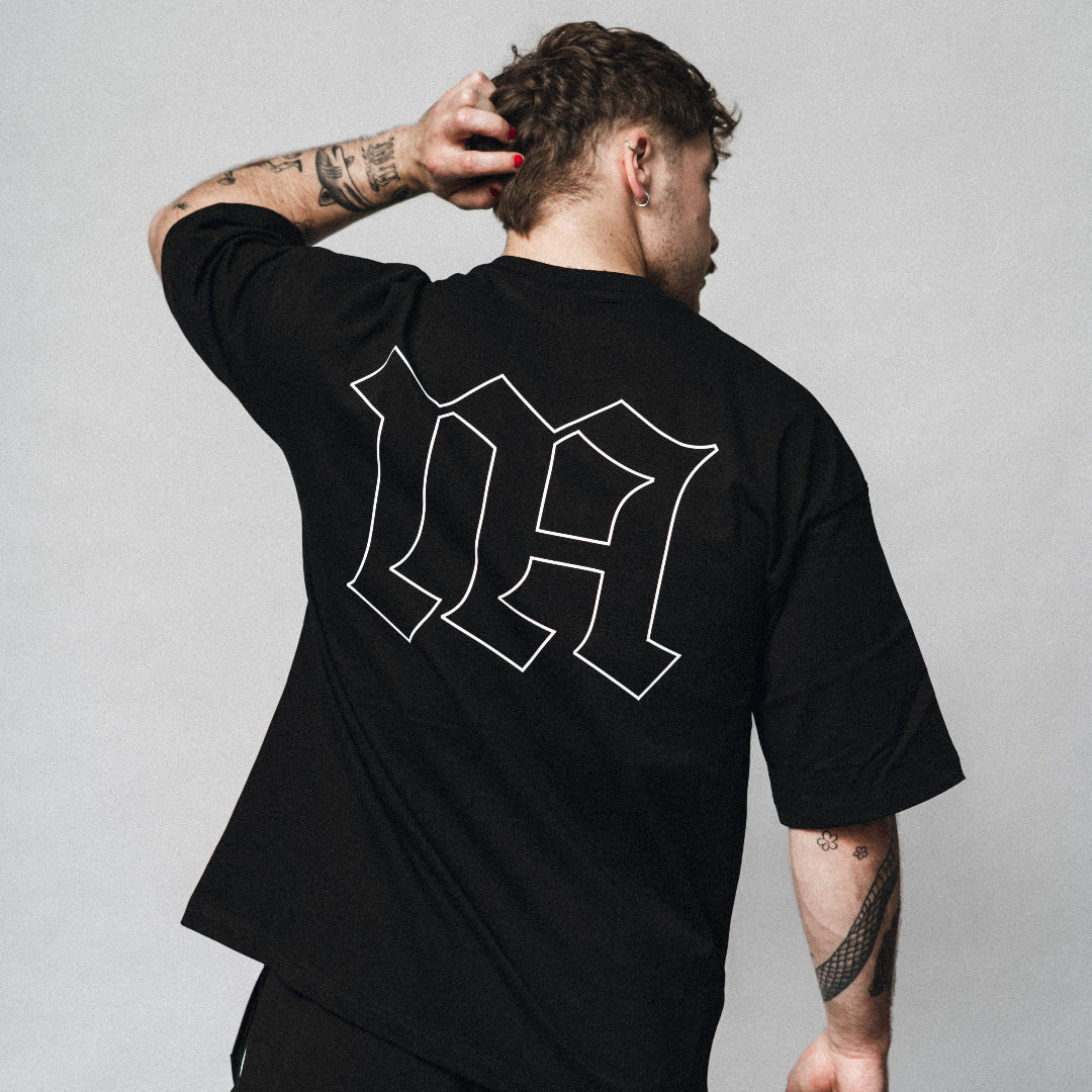 NA's Oversized t-shirt er beskrevet som det perfekte pump cover og nu kan du finde dem med moderne, simpelt og stilfuldt Gothic print, der går perfekt sammen med resten af dit træningstøj.

Det bløde og åndbare bomuld kombineret med det ikoniske oversized box fit - gør den ideel som både træningstrøje og casual hverdagslook. Med drop shoulders og et naturligt fald over brystet, der skaber en flatterende silhuet, går du aldrig galt i byen med den her t-shirt.
En ny standard inden for komfortabelt træningstøj