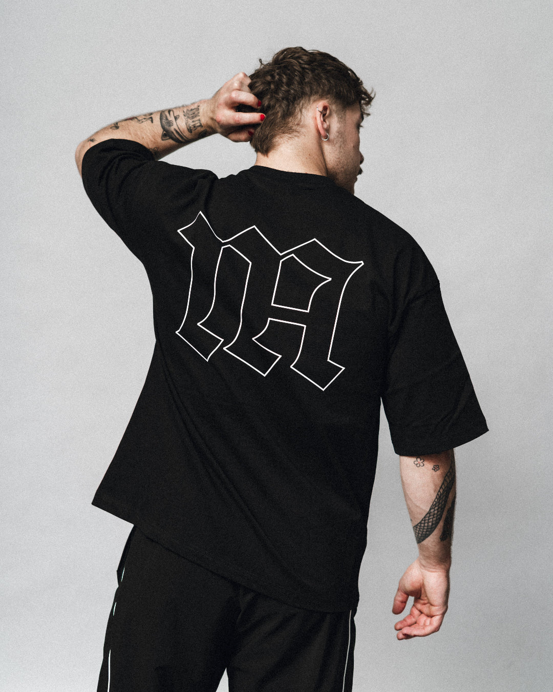 NA's Oversized t-shirt er beskrevet som det perfekte pump cover og nu kan du finde dem med moderne, simpelt og stilfuldt Gothic print, der går perfekt sammen med resten af dit træningstøj.

Det bløde og åndbare bomuld kombineret med det ikoniske oversized box fit - gør den ideel som både træningstrøje og casual hverdagslook. Med drop shoulders og et naturligt fald over brystet, der skaber en flatterende silhuet, går du aldrig galt i byen med den her t-shirt.
En ny standard inden for komfortabelt træningstøj