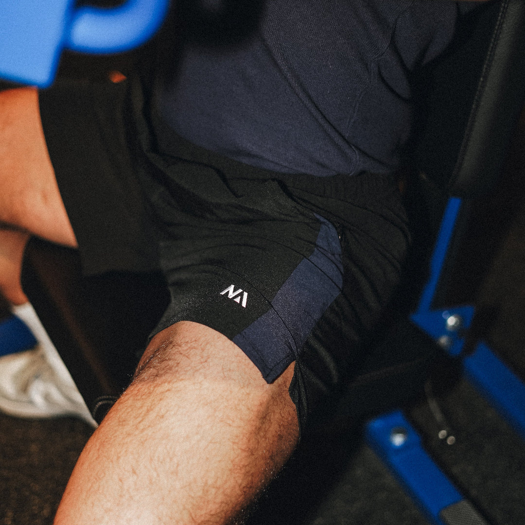 Naturlig Atlets Active Shorts er til dig som ønsker et par alsidige shorts, som er perfekte til styrketræning, Hyrox og al form for sport! Fuld bevægelighed, flot kontrastfyldt design og et lækkert fit gør dem ideelle til en aktiv livsstil.