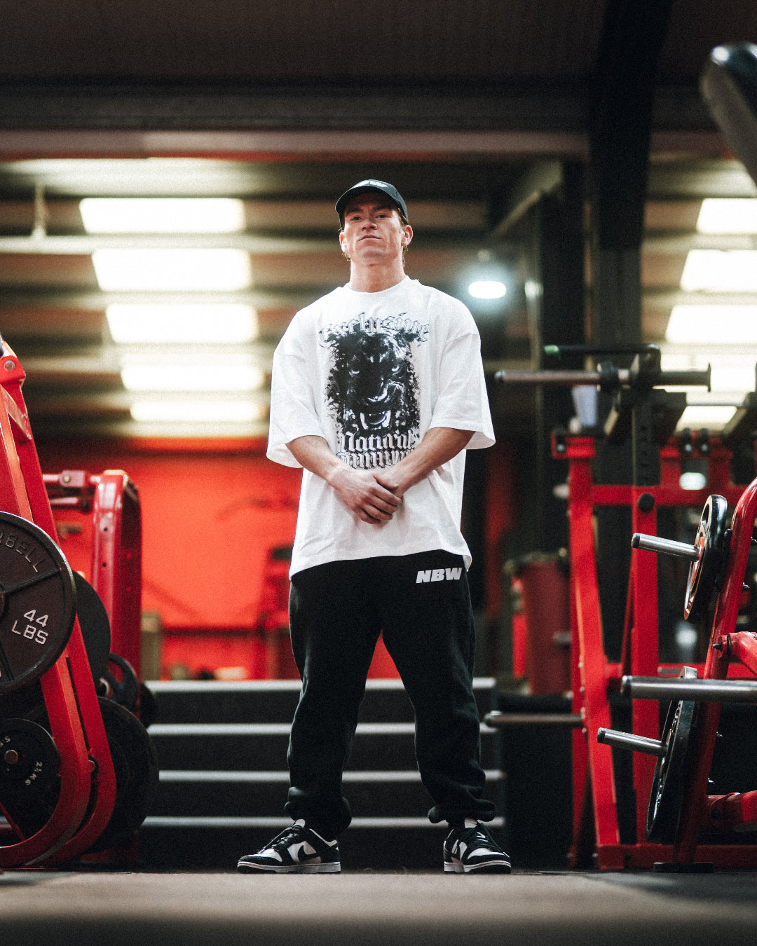Stå ud med NA's Oversized T-shirt og det nye Exclusive Natural Community print!

En hyldest til et fællesskab, som løfter i flok.