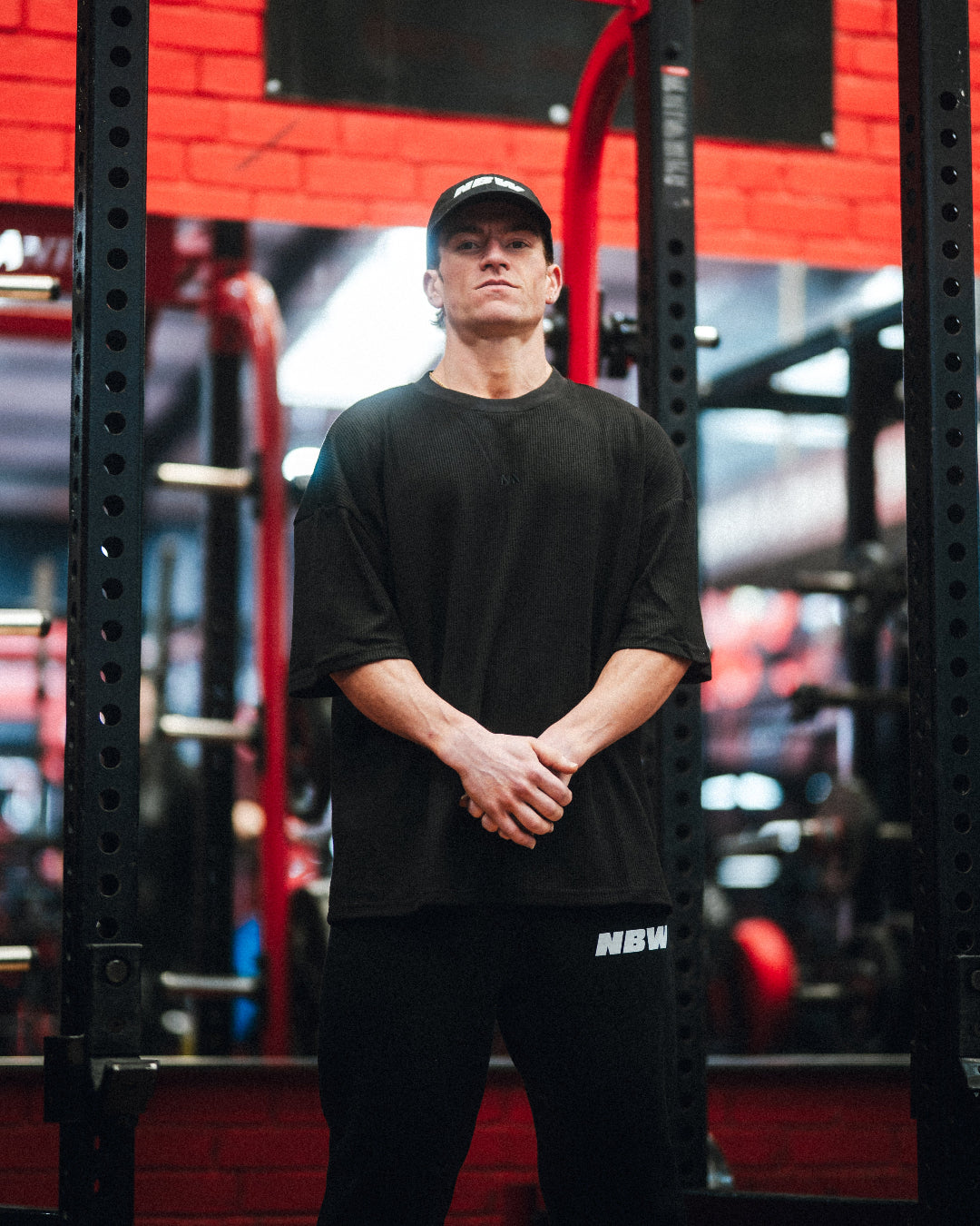 Blød, komfortabel og lavet til at følge dig hele dagen – både til træning og alt det indimellem!

Vores Waffle T-shirt kombinerer komfort og performance med den perfekte pasform - et oversized fit, med det ikoniske drop shoulder look og et flot fald over brystet.

Den nye standard og din nye favorit.