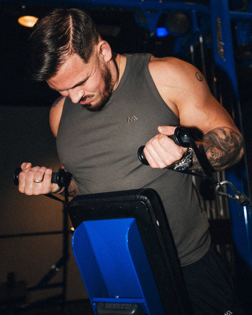 Vores Tank Top er designet til performance og til at fremhæve din pump og dine fremskridt. Det er uden tvivl den blødeste Tank Top, du nogensinde kommer til at eje!