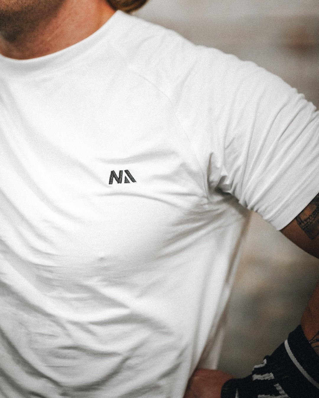 Naturlig Atlets Performance T-shirt er til dig, som ønsker det perfekte muscle fit i en komfortabel tee, der er strækbar, men altid holder formen.Syninger og detaljer der fremhæver skuldre, bryst og arme i et minimalistisk design.