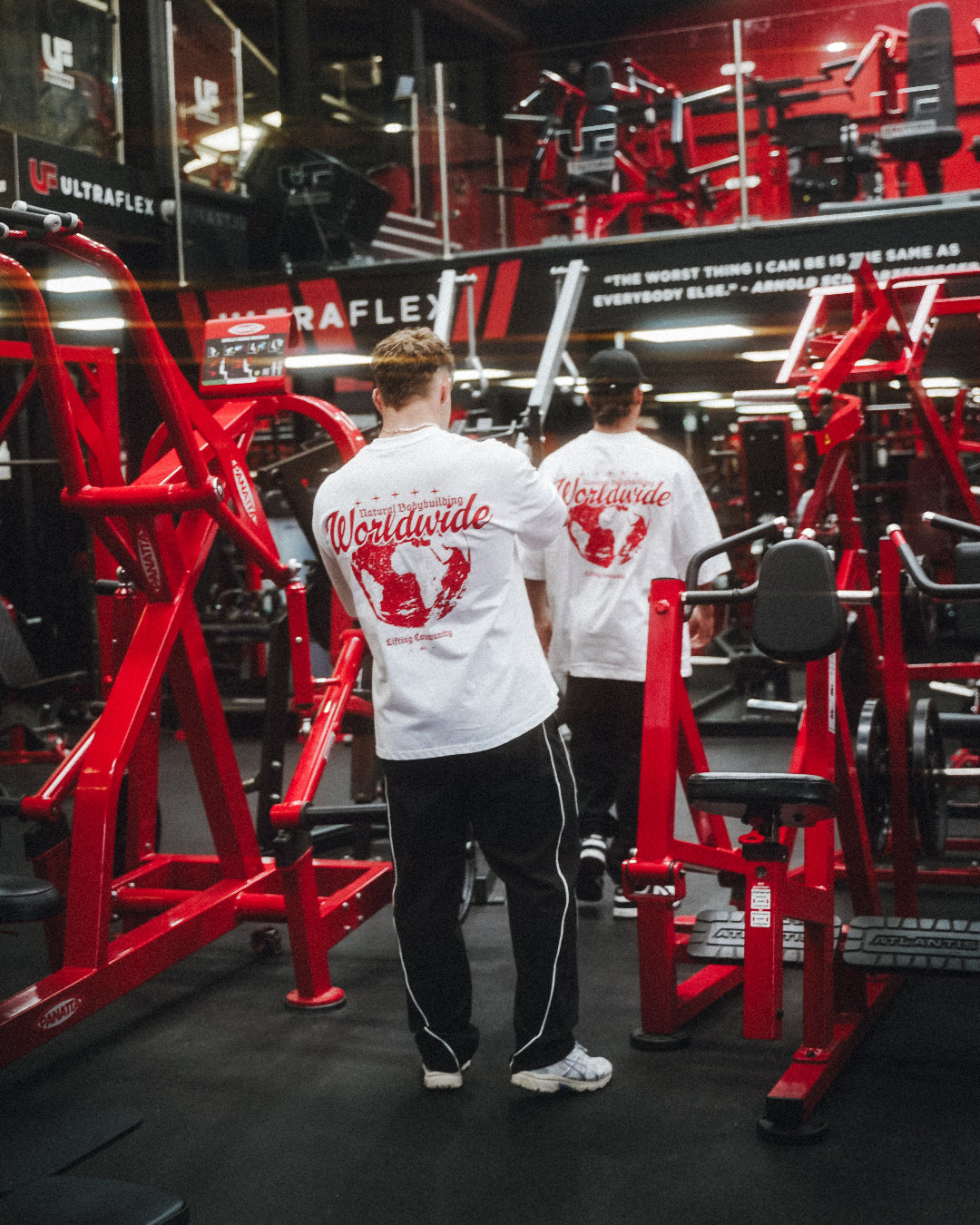 NA x NBW er et collab mellem to virksomheder, der tror på at naturlig bodybuilding er vejen frem. En oversized t-shirt som er beskrevet som det perfekte pump cover med et æstetisk og stilrent print!

Blødt og åndbart bomuld kombineret med det ikoniske box fit - gør den ideel som både træningstrøje og casual hverdagslook. Med drop shoulders og et naturligt fald over brystet, der skaber en flatterende silhuet, går du aldrig galt i byen med den her t-shirt.
