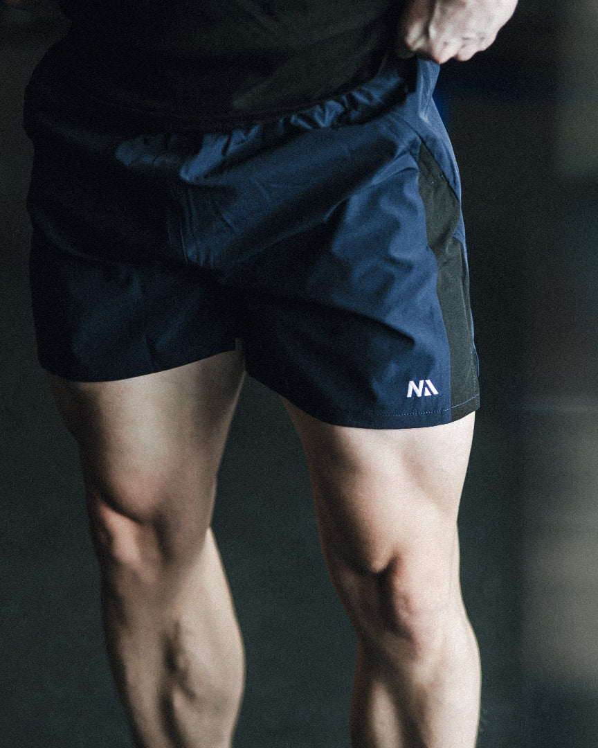 En helt special version af vores Active Shorts, designet i samarbejde med Kasper Sønder, overall vinderen i Bodybuilding til ODC 2024 og en af Årets Natulige Atleter. Sønder prioriterer bevægelse, komfort og praktikalitet og i en helt ny colorway, dyb Navy blå konstrastet af et sort panel, det ikoniske Active Shorts look, er der ikke meget at gå galt med.