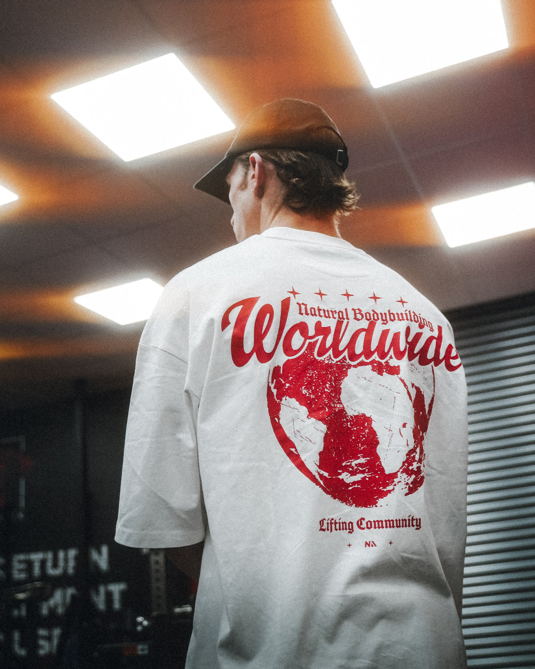 NA x NBW er et collab mellem to virksomheder, der tror på at naturlig bodybuilding er vejen frem. En oversized t-shirt som er beskrevet som det perfekte pump cover med et æstetisk og stilrent print!

Blødt og åndbart bomuld kombineret med det ikoniske box fit - gør den ideel som både træningstrøje og casual hverdagslook. Med drop shoulders og et naturligt fald over brystet, der skaber en flatterende silhuet, går du aldrig galt i byen med den her t-shirt.