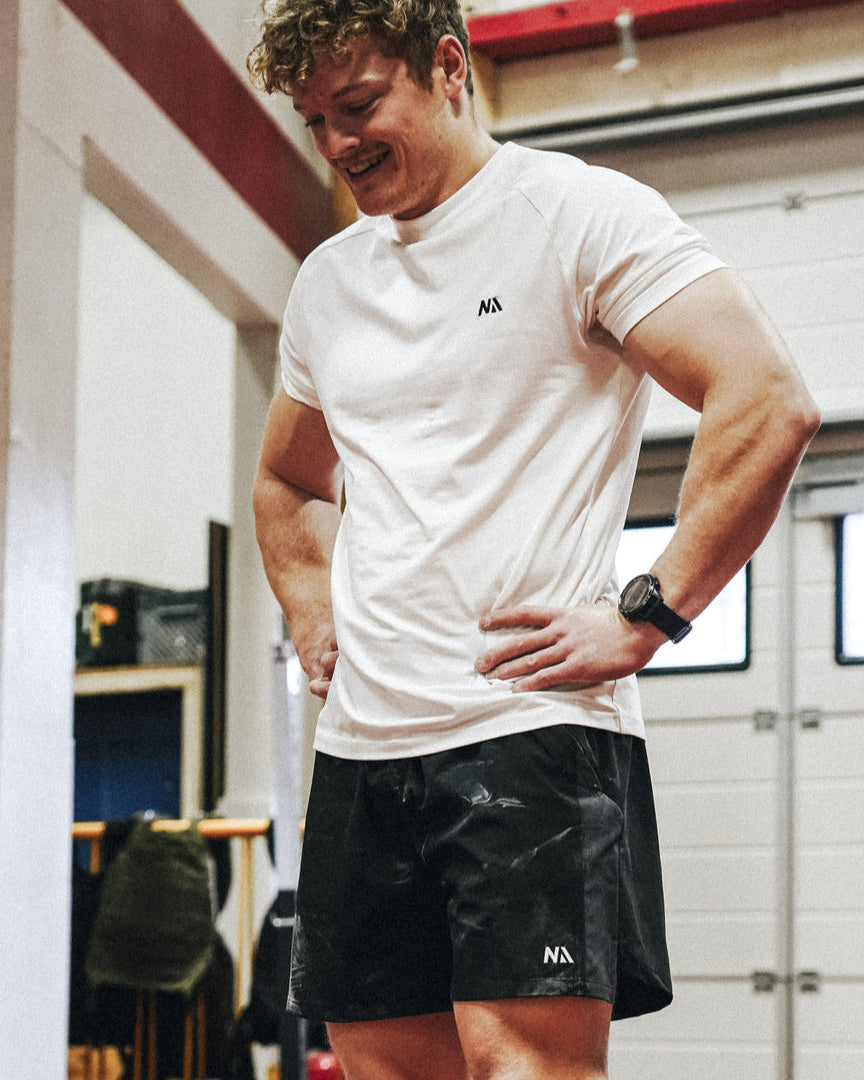 Naturlig Atlets Performance T-shirt er til dig, som ønsker det perfekte muscle fit i en komfortabel tee, der er strækbar, men altid holder formen.Syninger og detaljer der fremhæver skuldre, bryst og arme i et minimalistisk design.