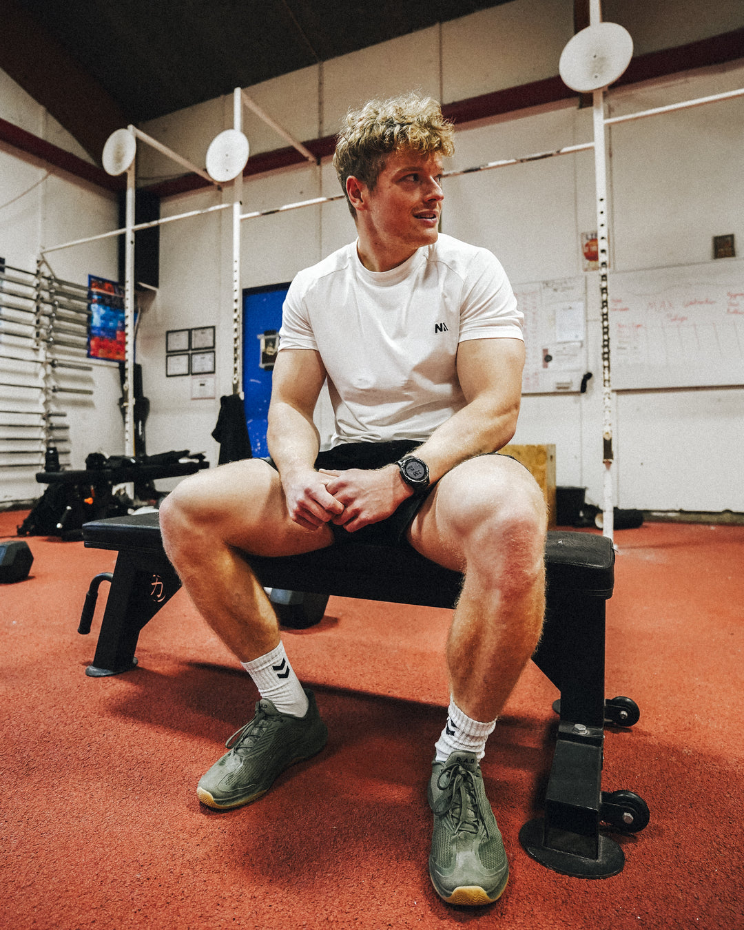 Naturlig Atlets Performance T-shirt er til dig, som ønsker det perfekte muscle fit i en komfortabel tee, der er strækbar, men altid holder formen.Syninger og detaljer der fremhæver skuldre, bryst og arme i et minimalistisk design.