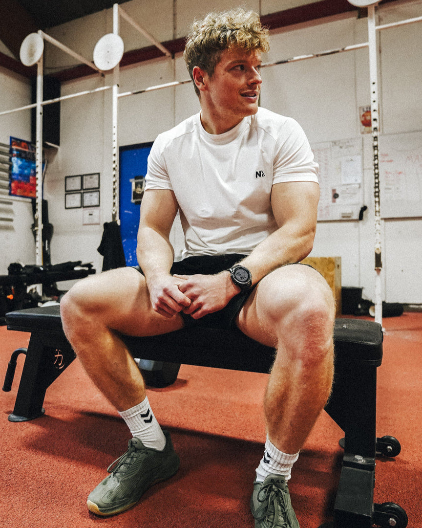 Naturlig Atlets Performance T-shirt er til dig, som ønsker det perfekte muscle fit i en komfortabel tee, der er strækbar, men altid holder formen.Syninger og detaljer der fremhæver skuldre, bryst og arme i et minimalistisk design.