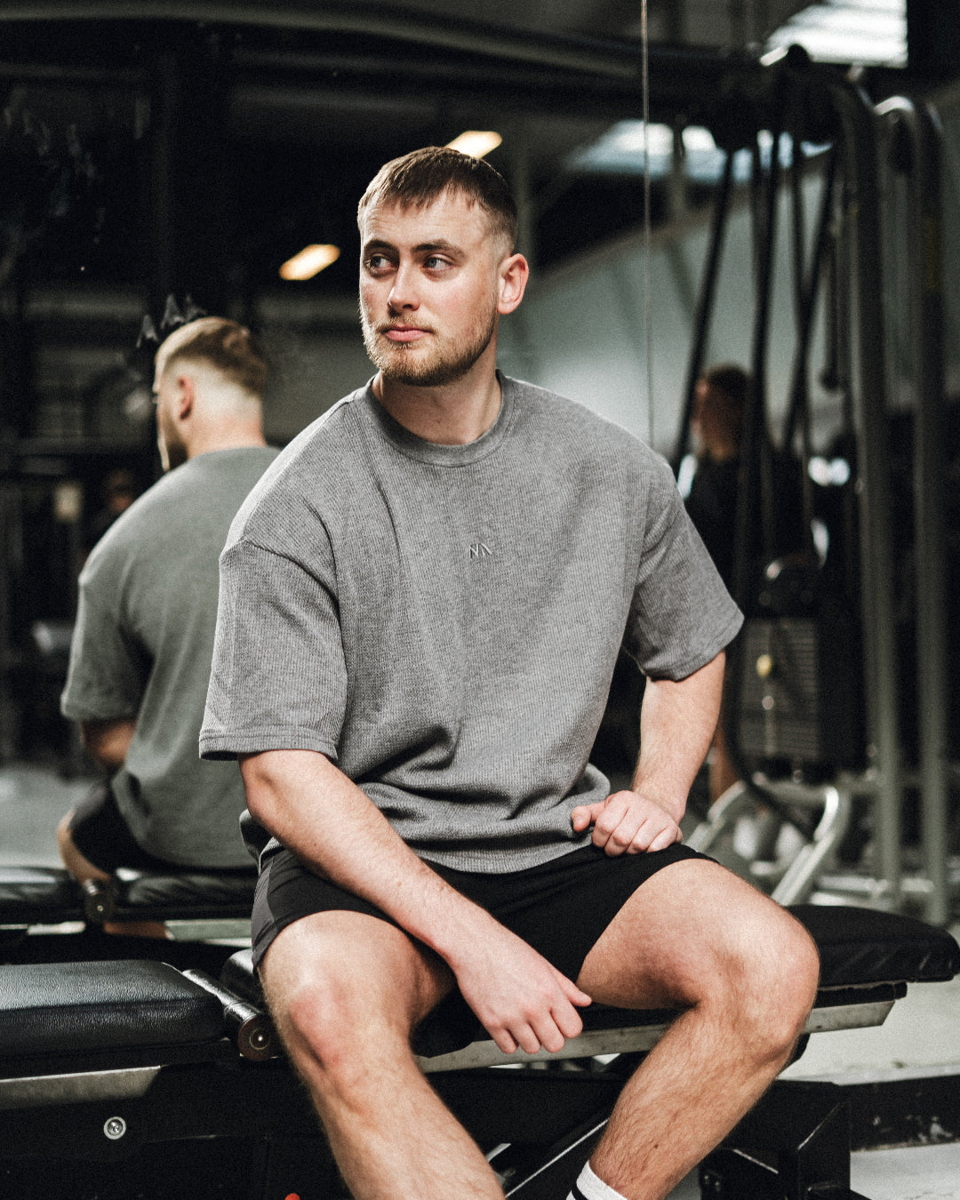 Blød, komfortabel og lavet til at følge dig hele dagen – både til træning og alt det indimellem!

Vores Waffle T-shirt kombinerer komfort og performance med den perfekte pasform - et oversized fit, med det ikoniske drop shoulder look og et flot fald over brystet.
