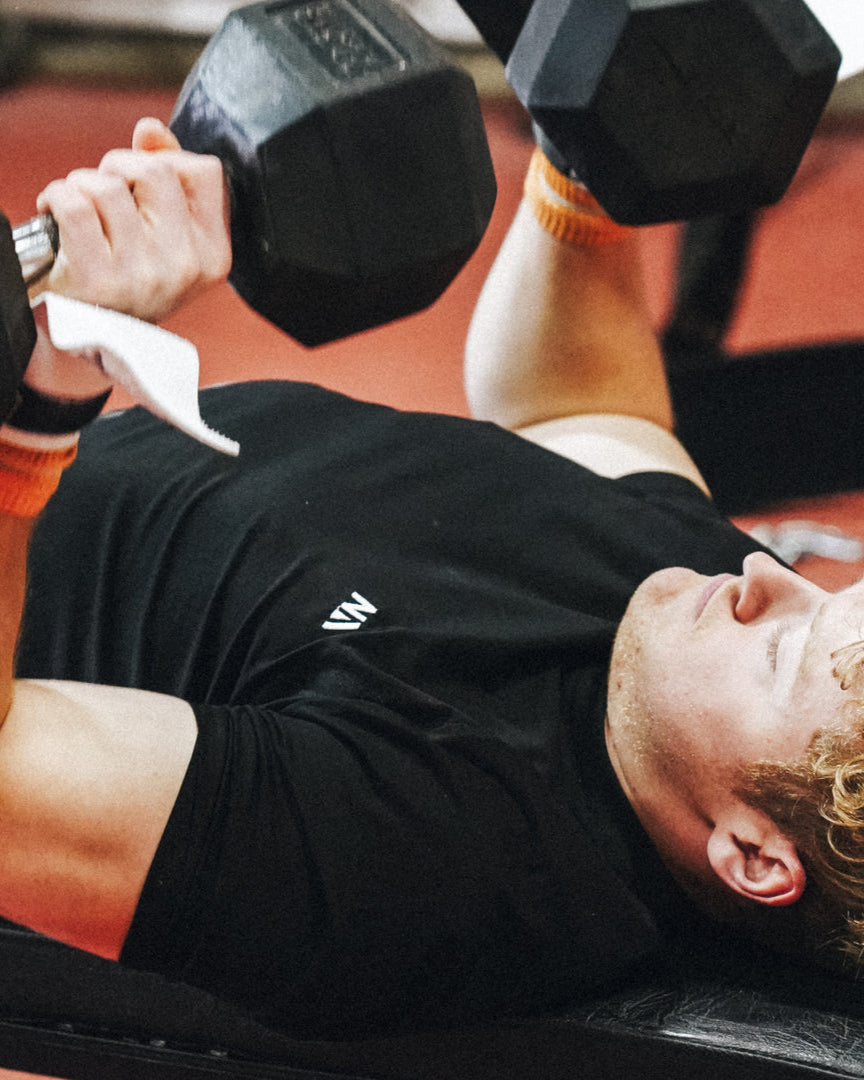 Naturlig Atlets Performance T-shirt er til dig, som ønsker det perfekte muscle fit i en komfortabel tee, der er strækbar, men altid holder formen.&nbsp;