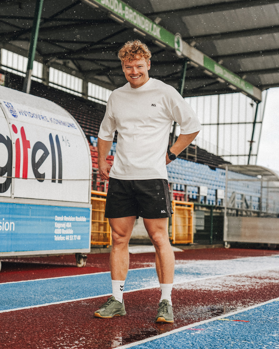 Naturlig Atlets Active T-shirt er perfekt til dig med en aktiv livsstil, som har komfort og stil i højsædet. Ultra blødt stof og det perfekte oversized fit gør, at du både kan træne hårdt og se godt ud mens du gør det.